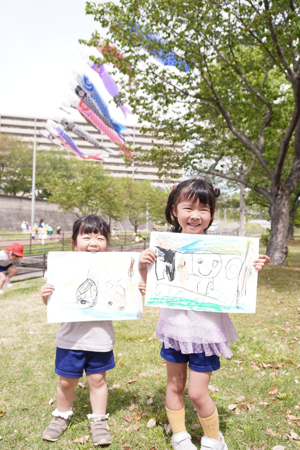 本物を見ながら、、、
風を感じながら、、
描いたこいのぼりは
どれも素敵に描かれています♡