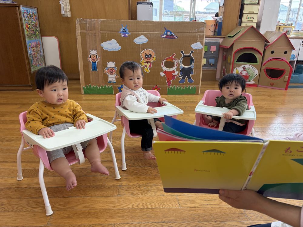 0歳児
　　｢もこもこもこ｣

大好きな絵本との出会い・・・
何が始まるの？　
｢もこもこもこ｣ってなんだろうね？　
｢しーん｣から始まって｢もこ｣　｢にょき｣　｢ぎらぎら｣
｢ぱっちん｣など色々な言葉で変わっていくよ
興味津々でみんなの心もワクワク♡ドキドキ💕
真剣な顔で絵本に釘付けです♪
　