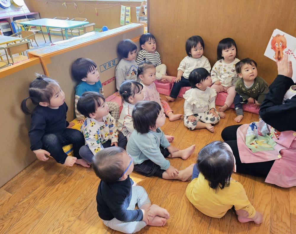 1歳児
     ｢あっぷっぷのぷ～｣

にらめっこが大好きなヒヨコ組さん。
いろいろな鬼とにらめっこ対決！！

思わず笑顔になれる楽しい絵本です📖✨️