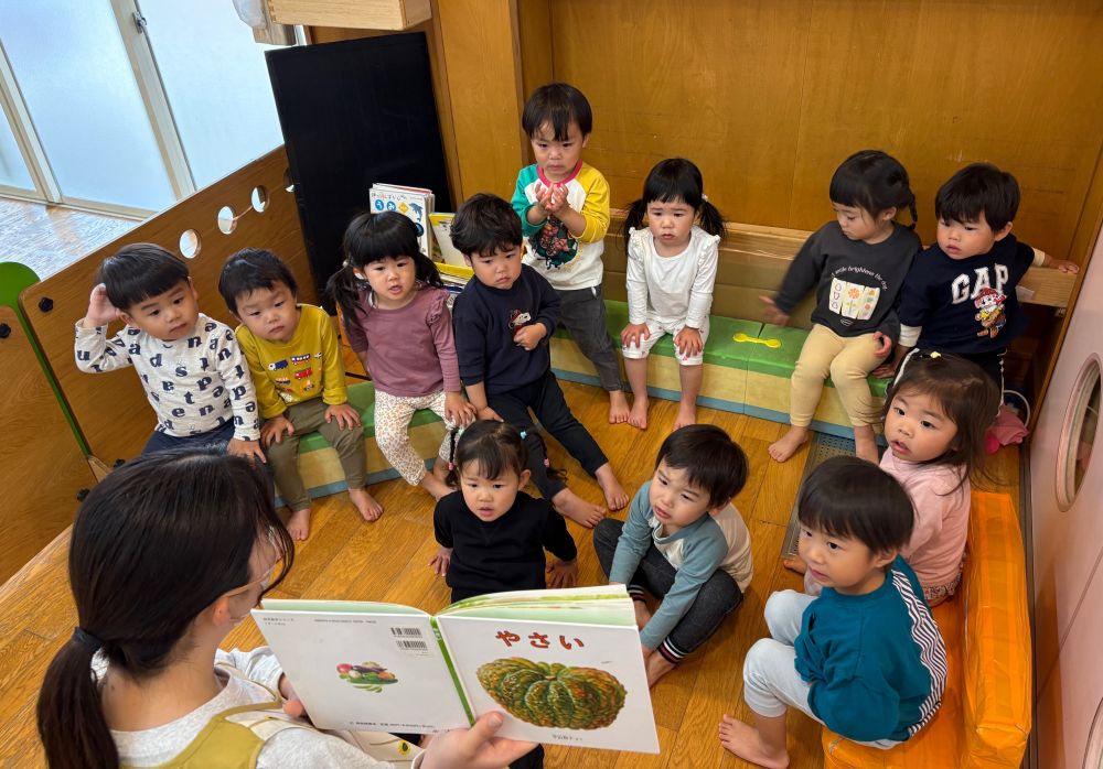 ２歳児　
　　｢やさい｣

今月は、野菜を育てているクマ組さんにぴったりな絵本。

今月の食育ででてきた野菜をみつけて
｢キャベツだｰ｣と早速名前を覚えている
友達がいました。


水やりもみんなで楽しくあげています♪
野菜の成長が楽しみだね💕

