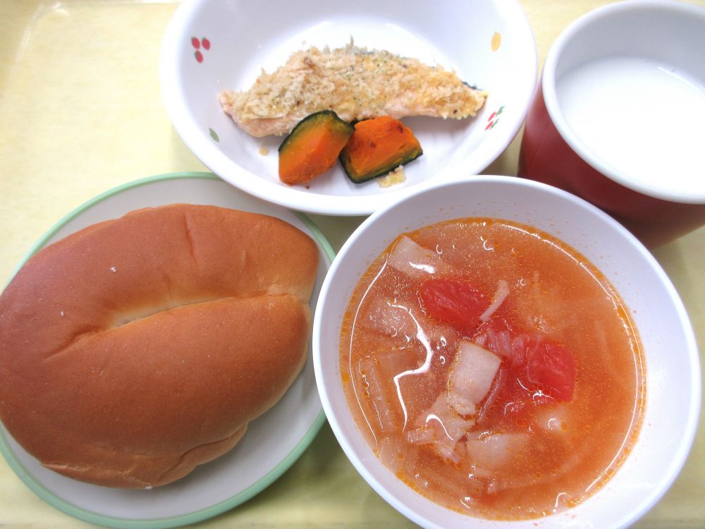 ロールパン

鮭の香草パン粉焼き

焼きかぼちゃ

ミネストローネスープ

牛乳