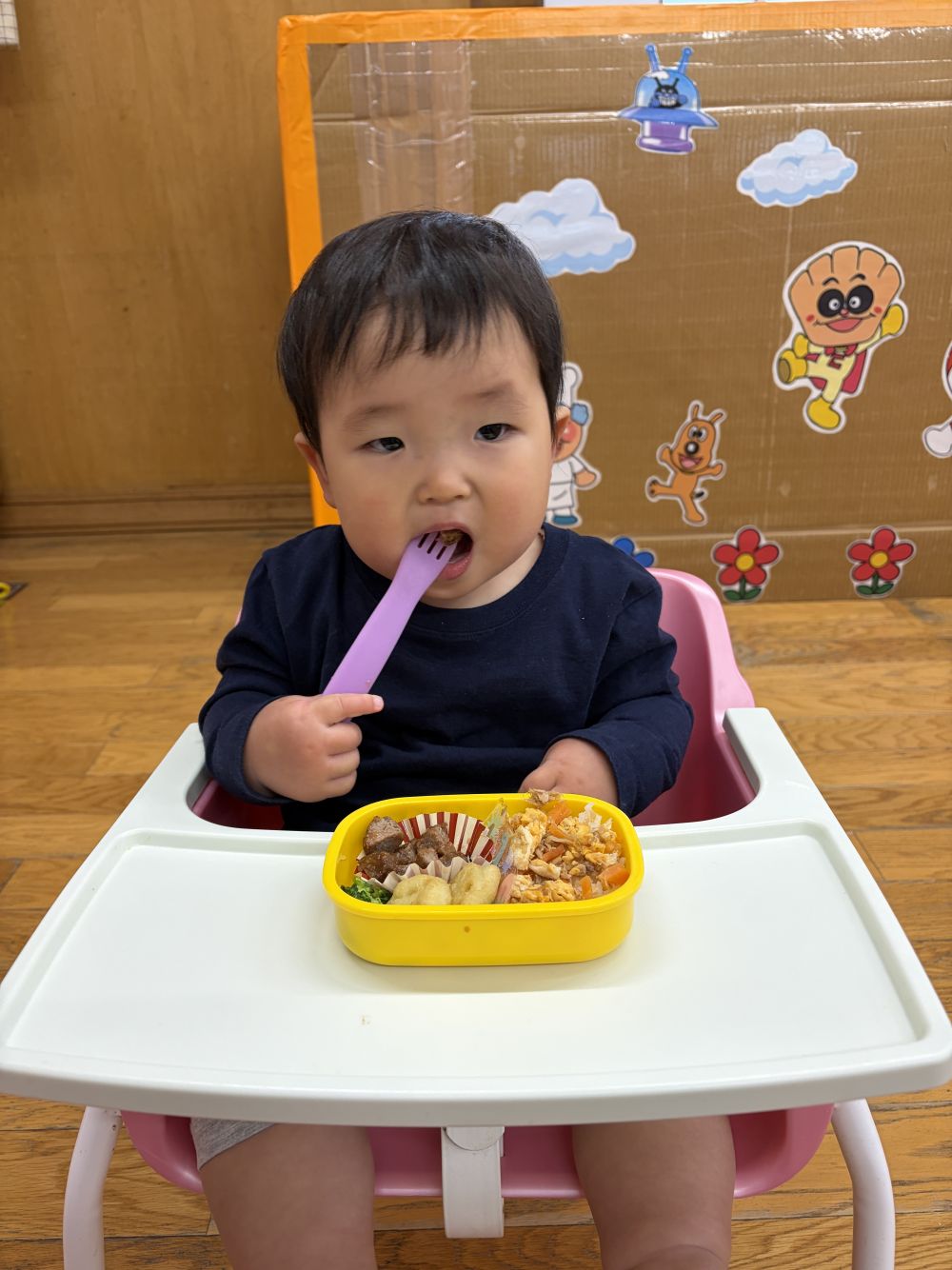 今日は初めてのお弁当の日！！

フォークをもって自分でぱくっ！！

