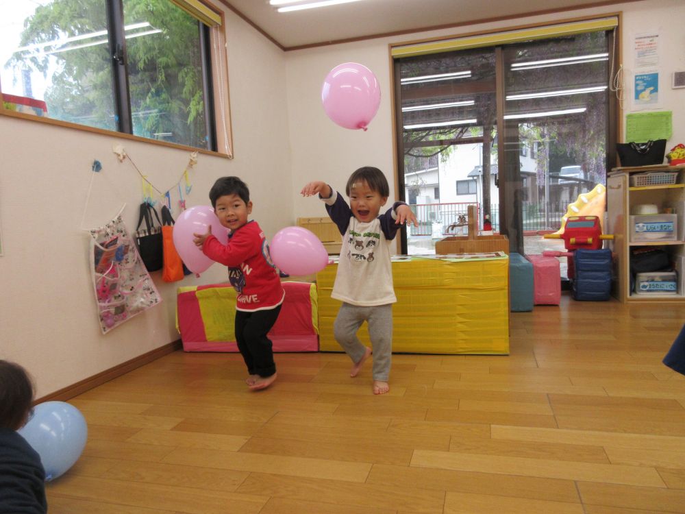 今日は楽しみにしていたお弁当の日♪
公園に遊びに行く予定でしたが、
雨だったので予定を変更し
お部屋で風船遊びをしました😊
「それ～！」と風船を飛ばしたり、
上に飛ばしてキャッチしたりと
たくさん体を動かして遊び、
おおはしゃぎな子どもたち☆
