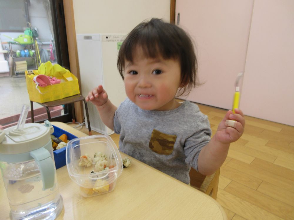 たくさん体を動かして遊んだ後は待ちに待ったお弁当の時間🍙
「アンパンマンだ！」　「ウインナー♡」　「デザートにぶどうとオレンジがある！」
と、嬉しそうにお弁当の中身を一つ一つ教えてくれましたよ♡

美味しいお弁当を嬉しそうに頬張るＴくんです♪