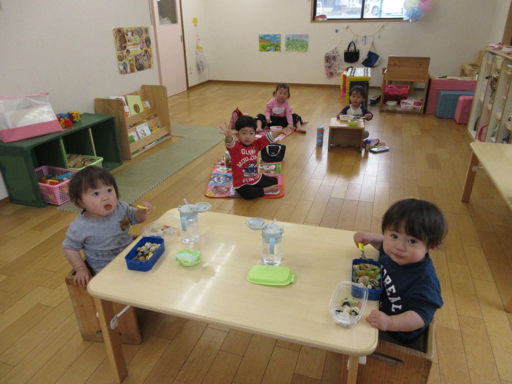 「ピッカーンしたよ！」
食べ終わるとピカピカのお弁当箱を見せ合っていましたよ！
みんなで一緒に食べるお弁当は、いつもと違う雰囲気で楽しかったね♪

お忙しい中、愛情たっぷりのお弁当をありがとうございました✨