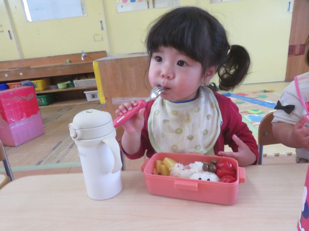 遊んだ後はお楽しみのお弁当の時間♡
子ども達もわくわく嬉しそうでした♪

フォークを上手に使って食べているＭちゃん♡
トマトを美味しそうに食べていましたよ！！
いっぱい食べてごきげん♪