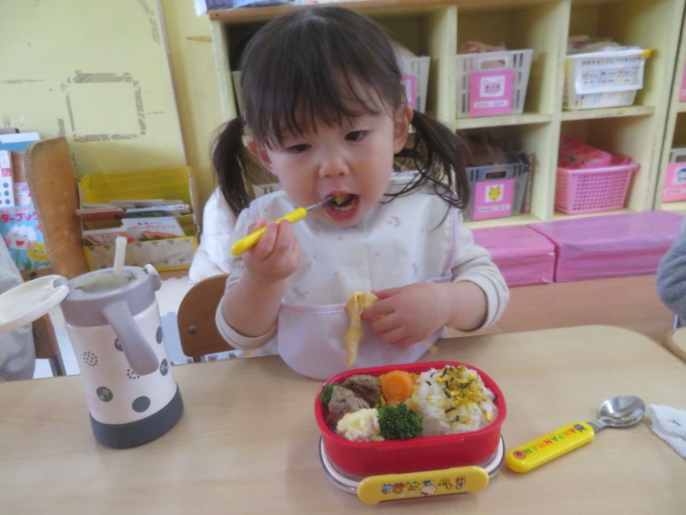 たまごやきを大きく口をあけて
ぱくっと食べていたＭちゃん♡
嬉しそうににっこり笑顔♪

みんな夢中になって食べていました！
お弁当ありがとうございました♡