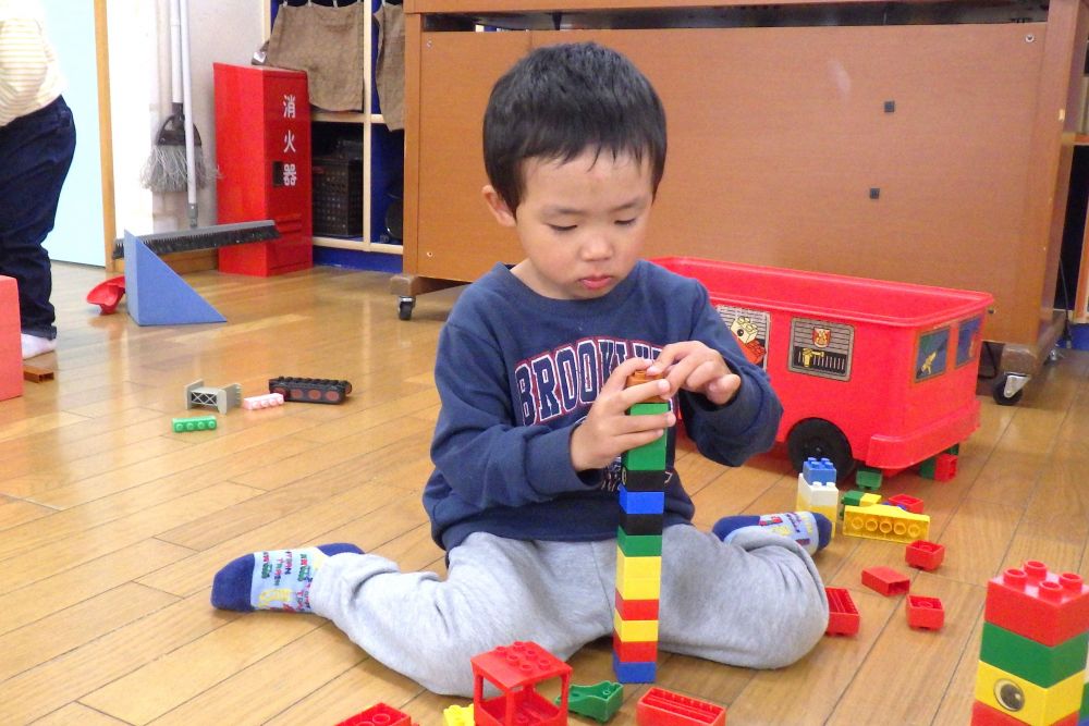 好きな遊びを見つけながら楽しんでいるリス組さん



ブロックに夢中のＹくん
同じ大きさの物を集めてそーっと重ねて…
指先やまなざしから真剣な様子が伝わる☆