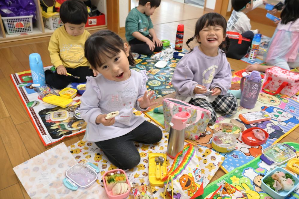 　「お弁当はやく食べたいな～」
ずっと楽しみにしていたお弁当の時間！
　「みて～！！」
　「これ一緒じゃん！」
友達とお弁当を見せ合いながら楽しむ♡