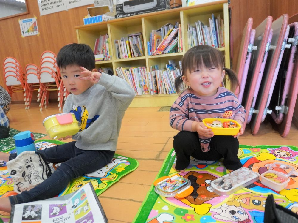 ”どんなお弁当かな”　”いっぱい食べてくれるかな”
子どもたちも…　おうちの人も…　
ワクワクで楽しみなお弁当♡

登園してからお昼までずっとお弁当の袋を手から離さなかった子・・・
「もう食べる？」「まだ？」何回も聞いてずっと楽しみだった子・・・
大好きなものとおうちの人の愛情が
いっぱい詰まったお弁当♡



あいにくの雨で散歩には行けなかったけど
部屋の中にシートを敷いて食べました♡