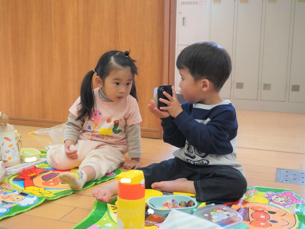 「見て！デザートはぶどうなんよ♪」
「ほんとだー！いっぱいだね～」
お弁当を友達と見せ合ったり・・・♡