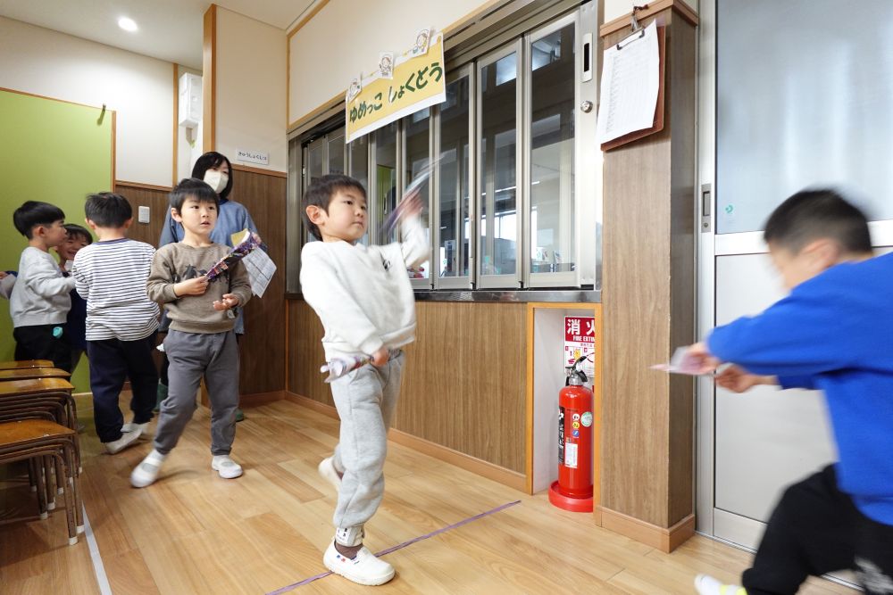 特別な日♡
子ども達にとって
お弁当の日は最高な１日♪

あいにくの雨ですが
子どもたちはルンルンで登園♪

「雨じゃね～何する？？」
「手裏剣作ろう！！」
「ええじゃん踊る？
踊りたかったんよね♪」
楽しみなこといっぱいあったね♡

長い廊下を使って紙飛行機！！
遠くに飛んでほしくて
力いっぱい腕を振るＲ君！！
みんなで競争を楽しんでいました！！