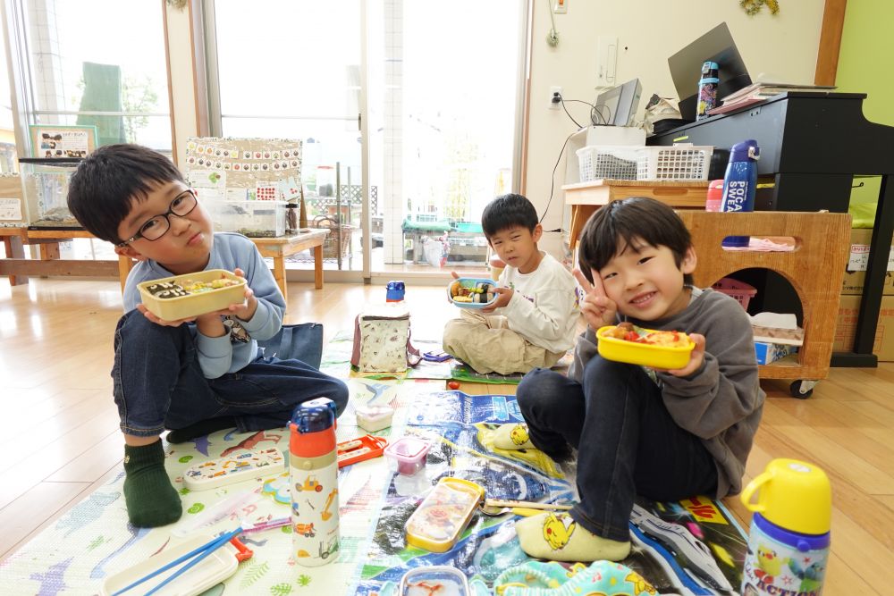 「お弁当まだ？」
「もう食べる？」
何度も聞くみんな♡
楽しみなことが伝わってきます

「見て！！
こいのぼりのおにぎりなんよ」
「僕のはオムライスよ！！」
お弁当の見せあいこ♡

