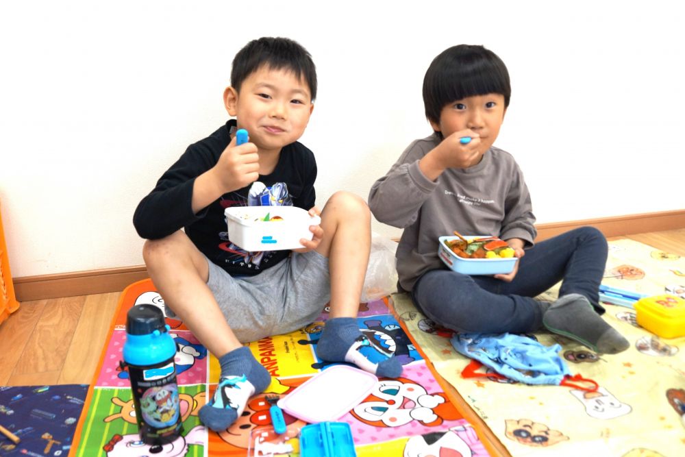 シートを敷くと
いつもの部屋だけど
いつもと違う気分♪

お弁当を食べながら
話に花が咲いていました♪