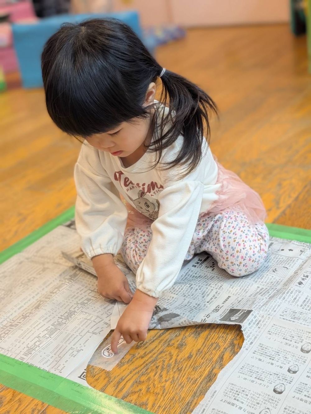 雨が降っていたので、
お部屋で新聞紙に隠れた
生き物探しをして遊びました♪

新聞紙を一生懸命、ちぎって見つけたり、
