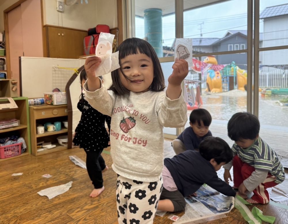 「見て～‼」とたくさん見つけて、
生き物探しを楽しんでいました♪