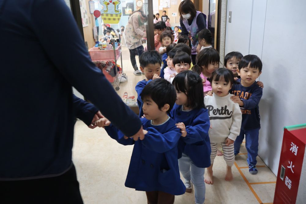 門田に少しずつ慣れてきたリス組さん！
しかし…まだまだ知らないことばかり…
今日はたくさんのワクワクを
園内で見つけに行きました🎵♡
ゾウ・キリン組さんはなにをしているのかな？

みんなで汽車になってー！
しゅっぱーつ！！💨