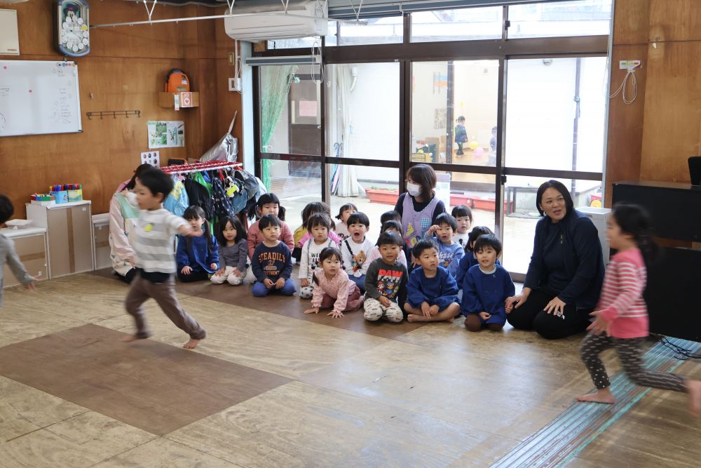 まずはじめは…
１階で＜リズム遊び＞を発見！👀

おにいちゃんおねえちゃんがしていることに
釘付けのリス組さん…😌♪
ピアノに合わせて音楽を口ずさんだり
体を動かして真似っこしたり^_^

