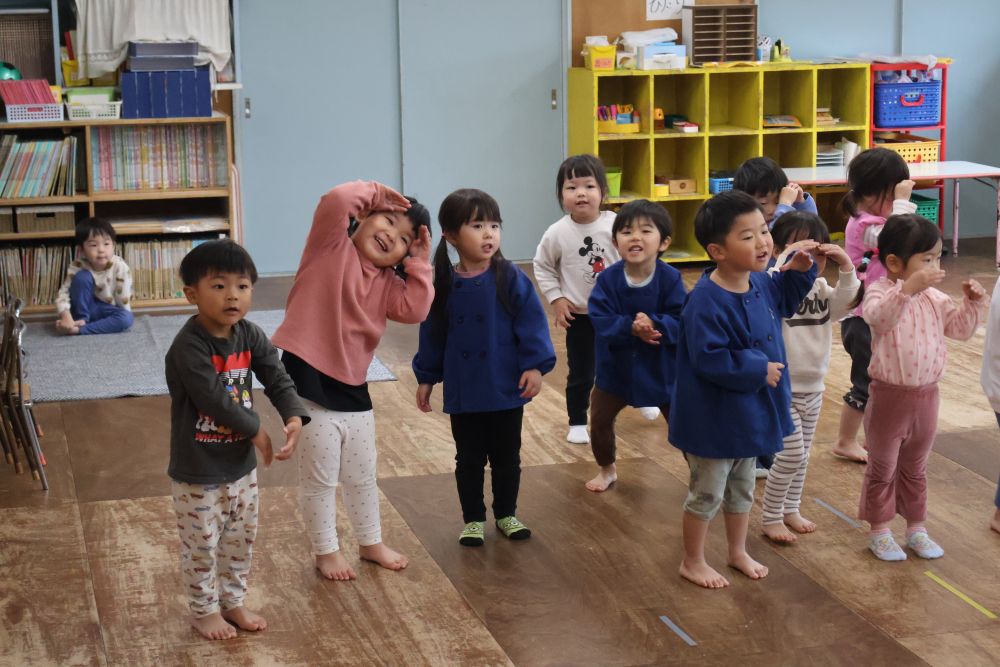 つぎに2階にあがってみると
＜信号ゲーム＞をしていました🚥♡

先生の声に合わせて体を動かす…
信号の色の意味を考えながら
おにいちゃんおねえちゃん達を見たあと
リス組さんもやってみました🫱🏼‍🫲🏼

難しいけどできると嬉しい！
たくさんのワクワクに出会えた
リス組さんでした🎼✨
