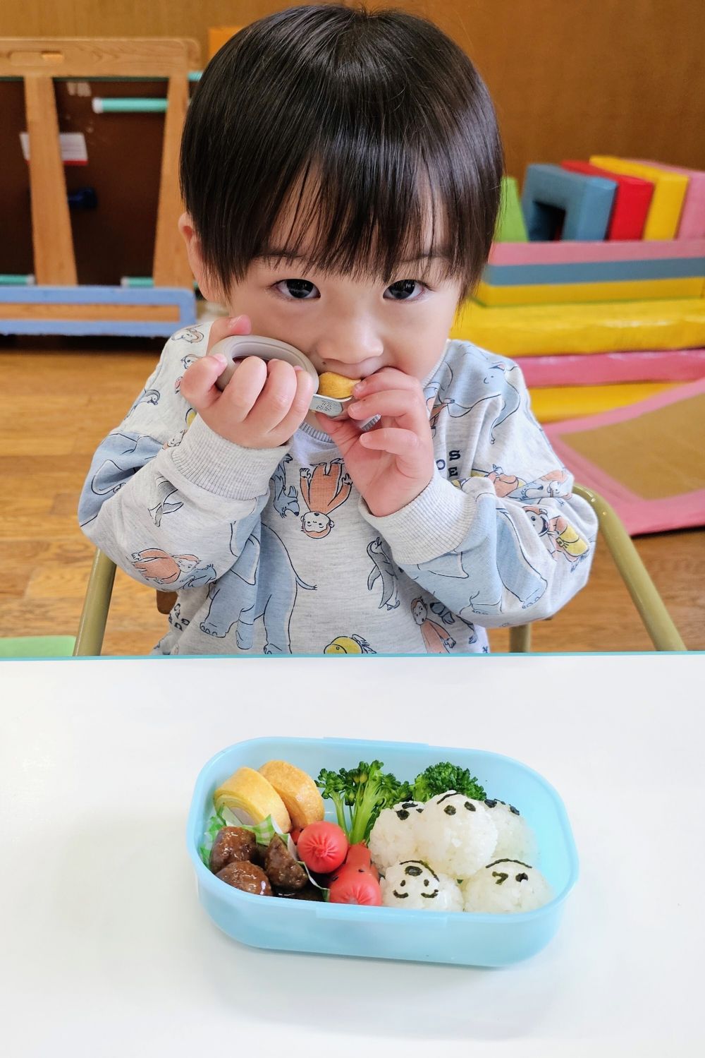 今日はヒヨコ組さんになって初めてのお弁当の日♡


Ａくんは大好きなたまご焼きからパクッ！！

