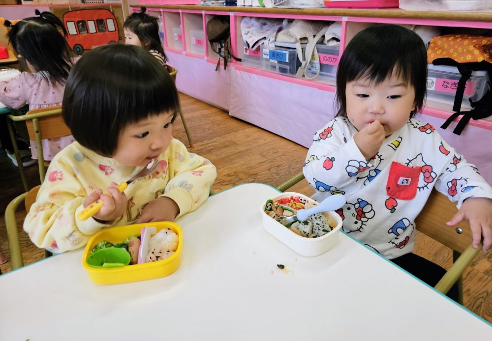 友達のお弁当には何が入っているんだろう？と
興味津々なＮちゃん。