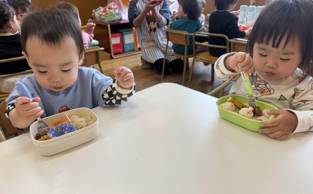 夢中になってお弁当をモリモリ食べるＩくんとＮちゃん。
上手にフォークを持って食べていました！
そして・・・

お弁当箱はピッカリンになりました✨


今日はお忙しい中、愛情たっぷりの
おいしいお弁当をありがとうございました！