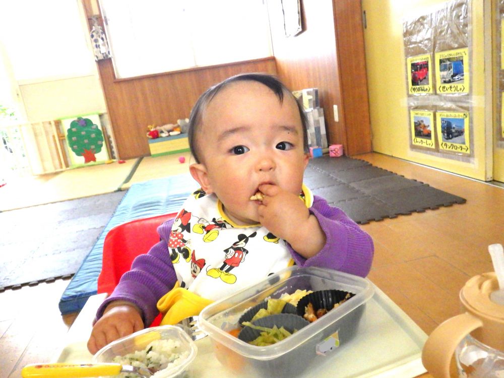 待ちに待ったお弁当の時間、
「マンマ―」
待ちきれず足をルンルンしていたTくん
お弁当があくと、ニコニコで好きなおかずを手づかみでパクパクと食べ始め、気づけばぺろりと完食です！！