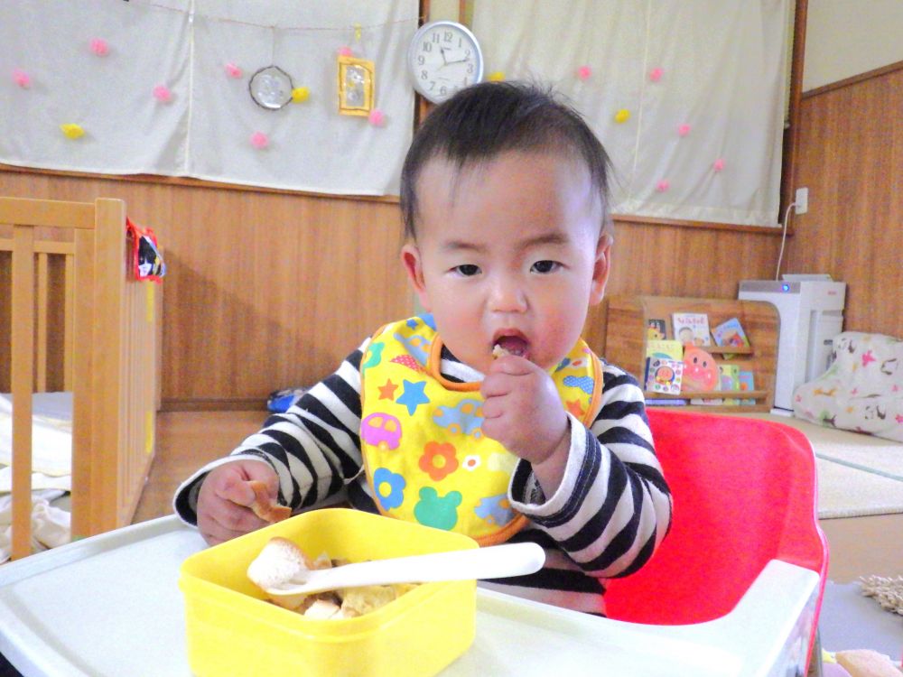 パンを握りしめたＳくん
口に入れて上手にモグモグ
一口一口しっかり食べて、しっかり完食でした

はじめてのお弁当、なかなか難しい離乳食弁当でしたが、２人の大好きな食べ物いっぱいの愛情たっぷり弁当をありがとうございました