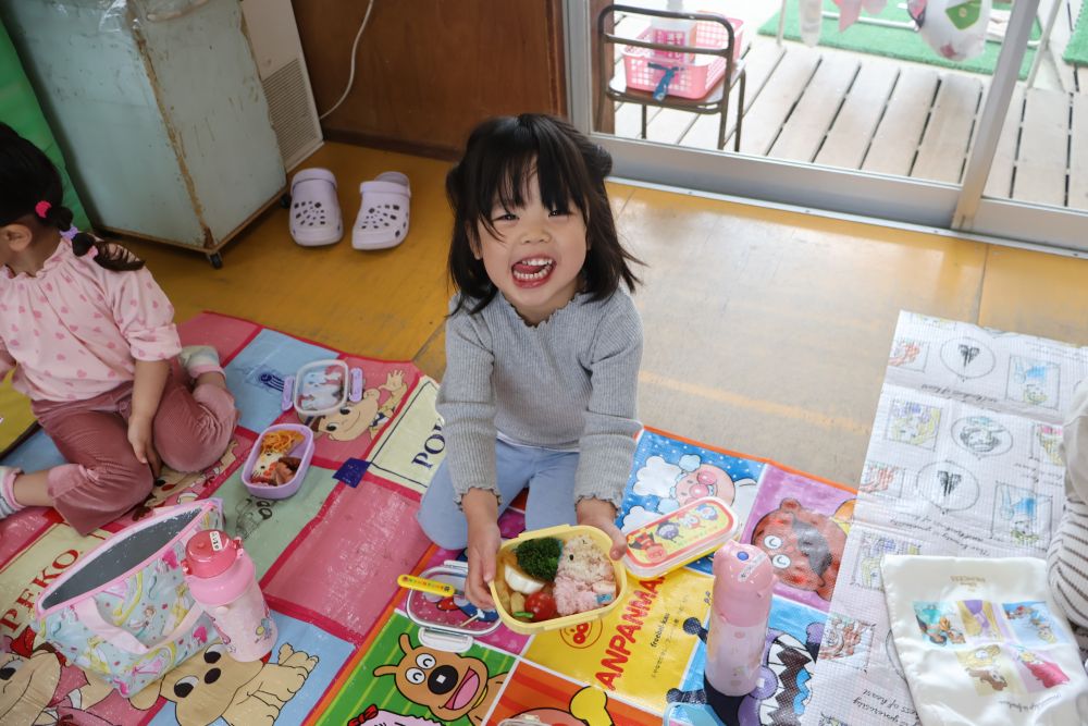 本日のメインイベント！✨
わくわく！お弁当の時間が来ました！

手洗いからシートを敷くまで、あっという間に
準備を終わらせたＴちゃん♪
「見て！Ｔちゃんマイメロなんよ💕💕」
食べるのもったいない…
なんてことはなく！あっという間に口に運ぶ🎵