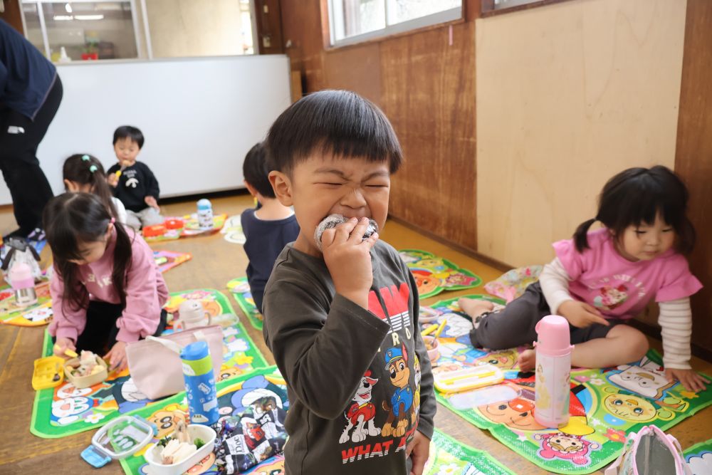 「Ｉはでっかい口で食べれるよ！」
と、口いっぱいに頬張る🤤♡

大きなおにぎりもペロリ！
ナイス食べっぷり！✨
「かーかに美味しかったよって言おう～」
と、つぶやく姿も…💬💗
