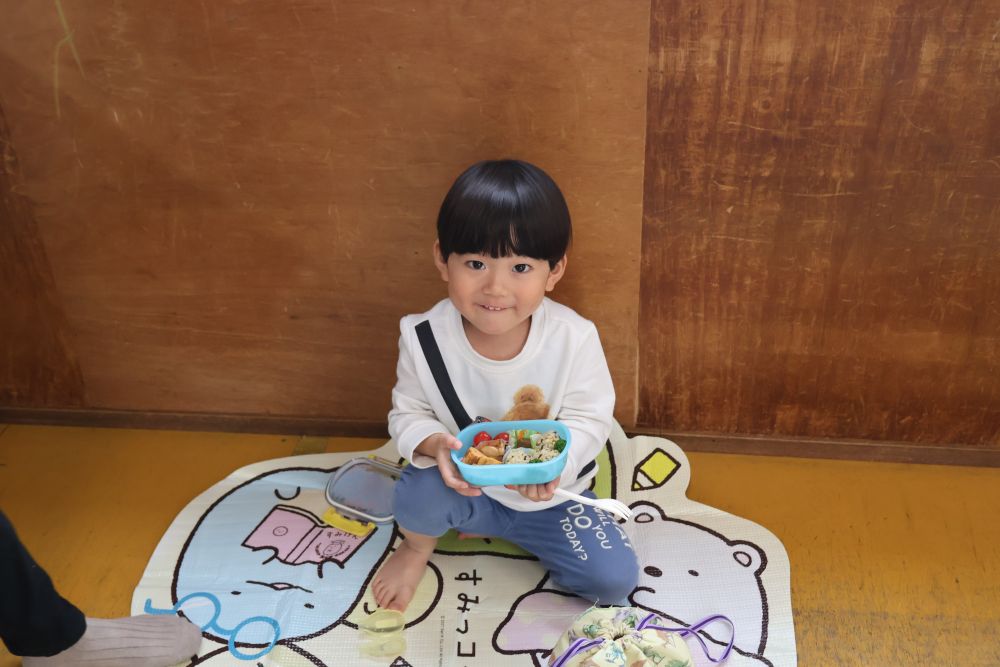 「Ｈくん、お弁当食べ終わったら
フルーツもあるんだー！
ぶどうとパイマッツブ！(パイナップル)🍍」

かわいらしい姿…😶💙♩

お家の方、忙しい中、
お弁当の準備ありがとうございました！🍱♡
最後までニコニコで食べるリス組さんでした


