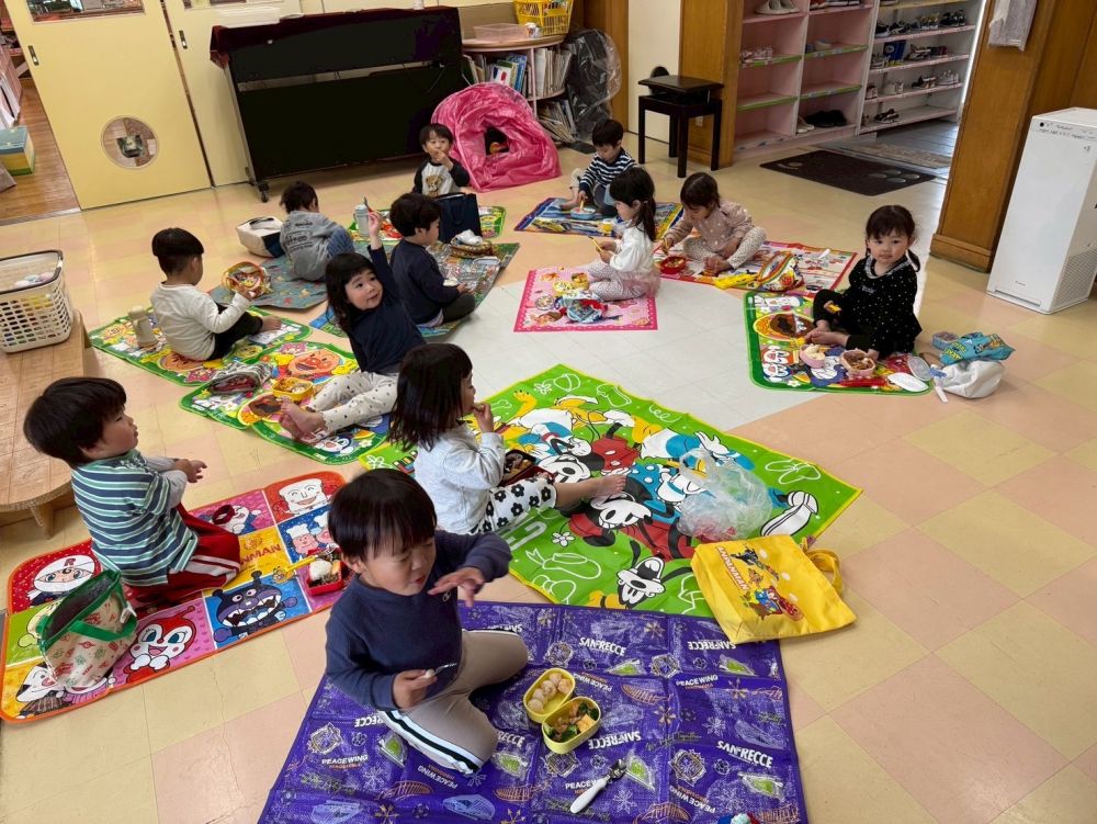 ４月のお弁当の日は
ホールで敷物を敷いて
お弁当を食べてみました‼
