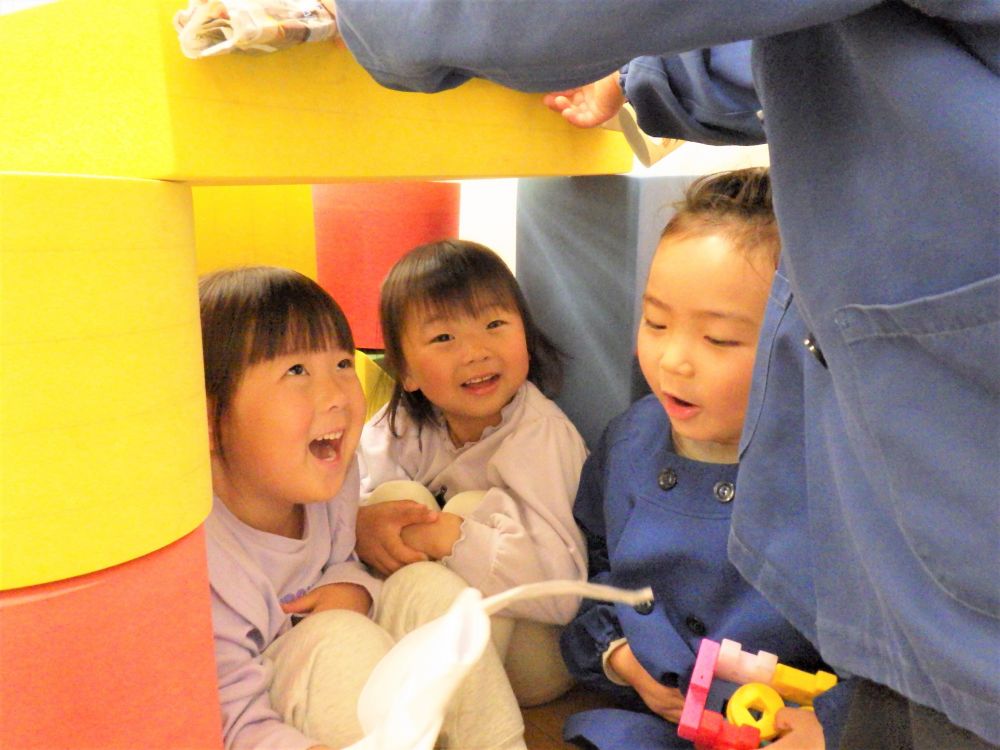 待ちに待ったお弁当の日♡
朝から「お弁当早く食べたいなあ～」
「お腹空いてきた！」
とてもお弁当を楽しみにしていたゾウ組さん♪


お弁当前の遊びの時間は・・・
「今日は雨じゃけ、かみなりがおちてくるんじゃない！？」
「お家に入っとこ～！」
友達と雨だからこその発想を膨らませて
お家ごっこを楽しんでいました！