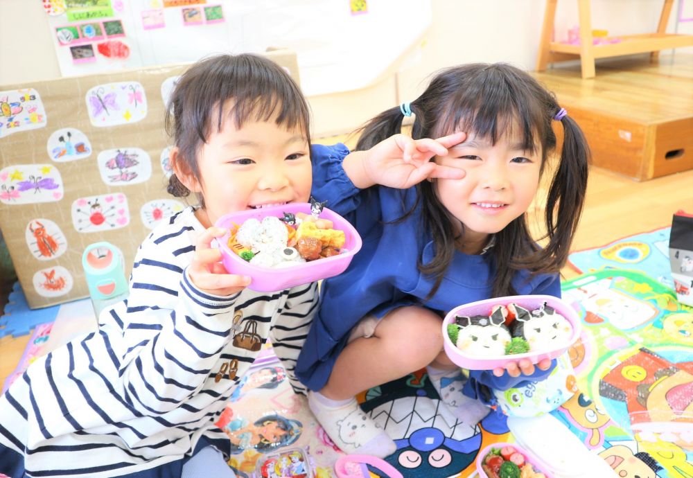 ついにお弁当時間！！
「くろみちゃんじゃん！」
「やった～おそろい♡♡」

始めはお弁当を見せ合いっこから♪
好きなキャラクターを探して
楽しんでしていました♡

