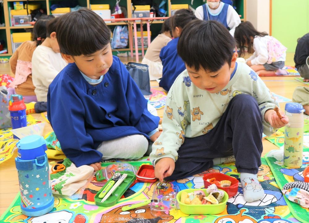 「これおにぎりで～」
「ぼくはいっぱいのごはんよ～」

同じ具材があるか見たり聞いたり・・・
好きなおかずの話をしたり・・・
弁当の嬉しさを友達と共有していました☆
