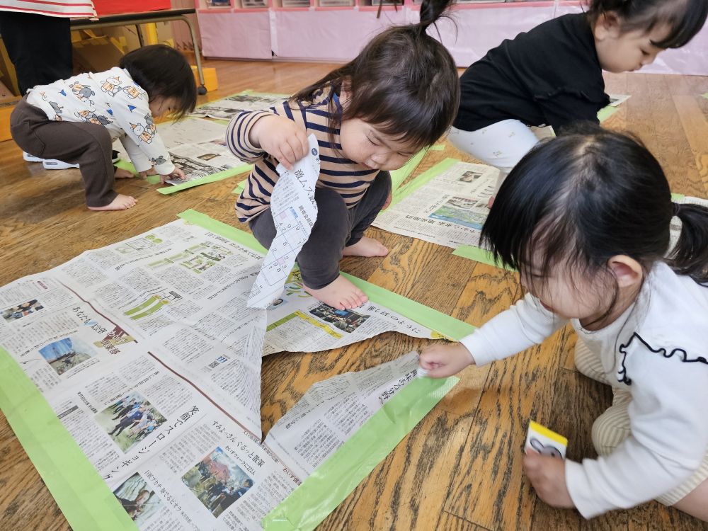 今日は雨が降っていたので
ヒヨコ組さんはお部屋の中で
たくさんの食べ物を探しました🍙🍓🍞


どこにあるかな？？
とみんなで新聞紙をビリビリ･･･

