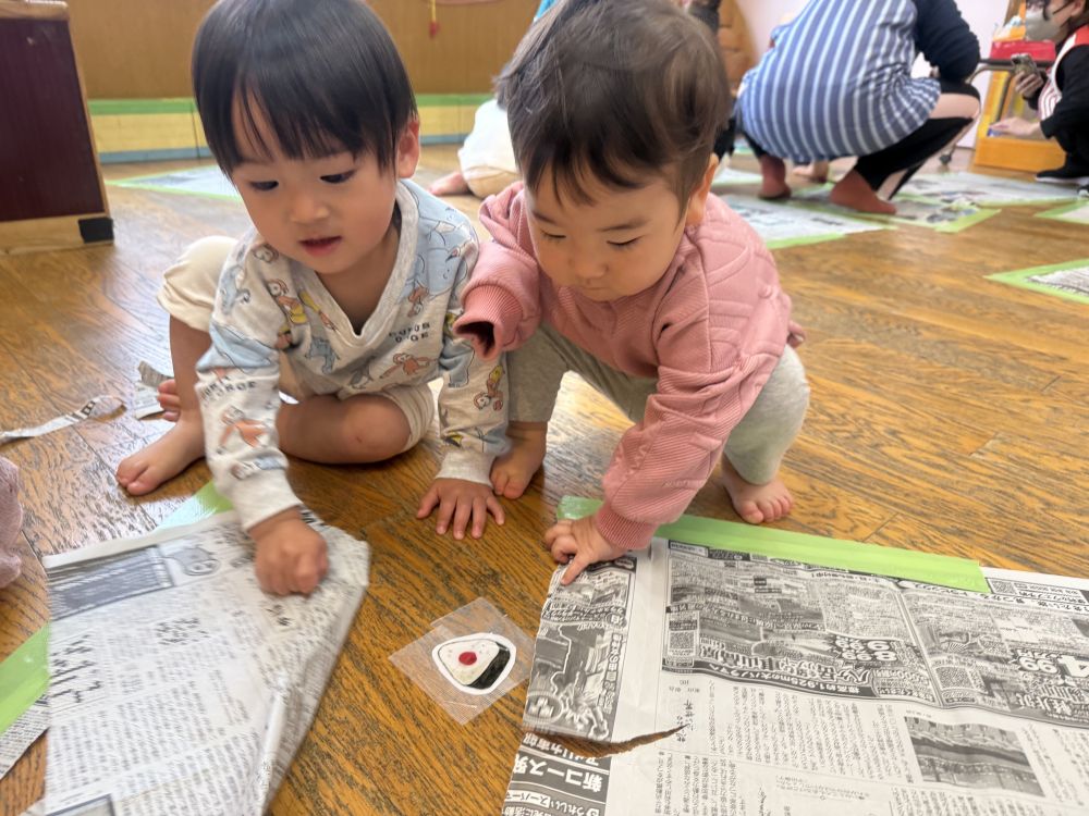 おにぎりを見つけたAくんとOくん！！
あ！っと指を指して教えてくれました。
