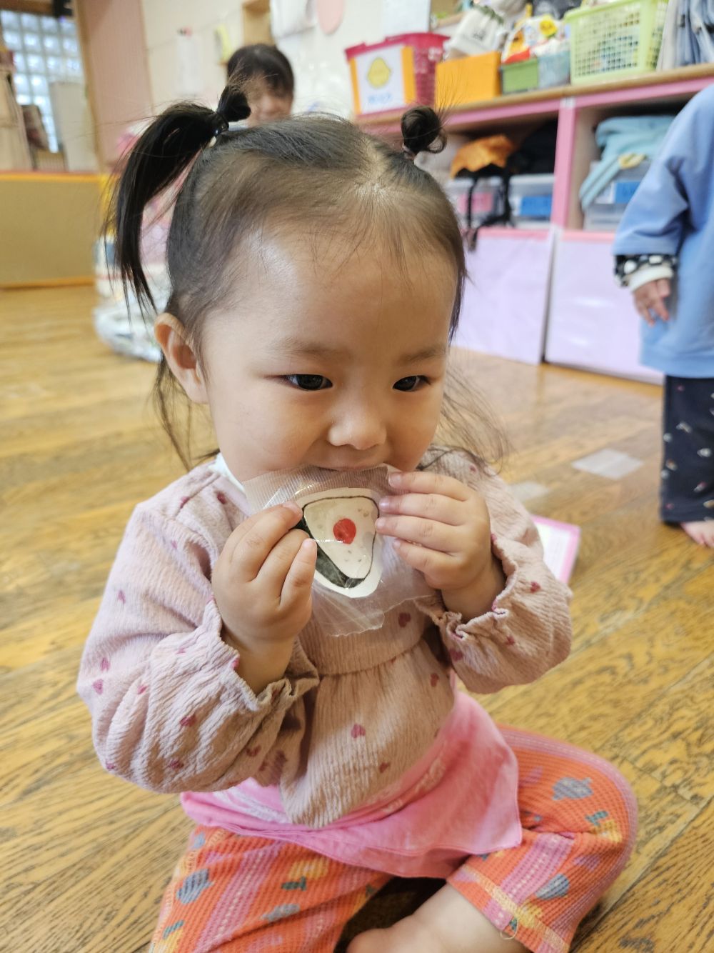 Kちゃんは見つけたおにぎりを思わずパクッと
食べていました😂