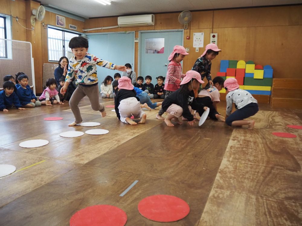 カレンダーを見ながら
「お弁当の日どこ行くん？」
「何いれてもらおう♡」
ずーっと楽しみにしていました


あいにくの雨ですが…
今日はリズム遊びとゲームの
二つに分かれて遊びました♪

信号遊びで少し頭を使い…
リズム遊びや赤白ゲームで体を使い…
室内でも全身を使って遊びました☺
