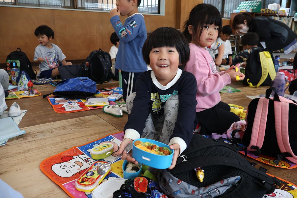 「お腹すいた～」
「いつ食べるー？？」
朝からお弁当を覗いたり、匂ったり
待ちきれない様子のキリンさん♡