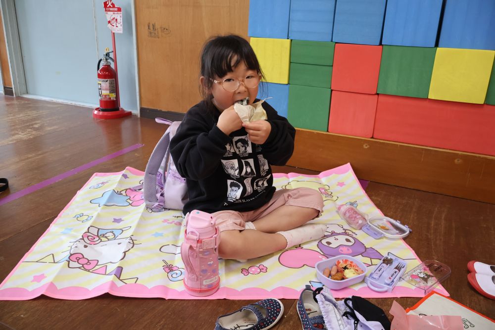 「お弁当一緒に作った！！」
「お手伝いした！！」　「お楽しみだって♡」
食べる前から大盛り上がり🍙
「いただきます！！」の合図と同時に
大きな口で…ぱくっ♪

友達と見せ合ったり
お弁当の中身を紹介したり
愛情たっぷりのお弁当に
子どもたちは幸せいっぱい♡
朝早くからありがとうございました♡