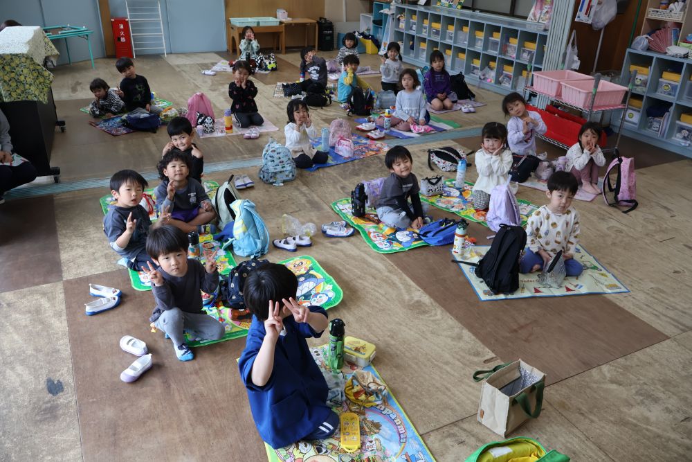 お天気はあいにくの雨模様☔でしたが、お部屋で楽しく遊んだゾウ組さん！

リズム遊びやゲームでいっぱい体を動かして、お腹ペコペコ準備OK！！
楽しみにしていたお弁当タイム✨

みんなで一緒に、いただきまーす！！