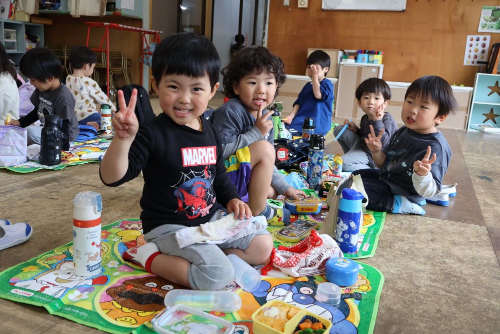 友達同士でお弁当を見せ合ってわくわく♡

いつものお部屋だけど、楽しいね！