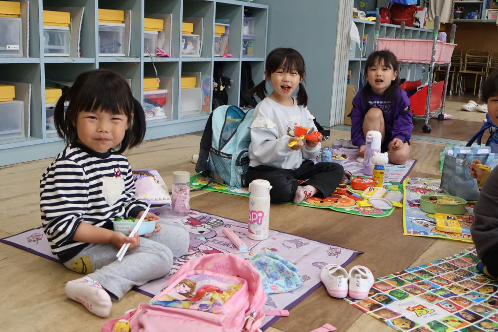 おいしいお弁当ににこにこ♡

「おいしいね～」
「これ、好きなんよ～♡」

会話を弾ませながらもお弁当箱はピカピカ✨
お忙しい中、愛情たっぷりのお弁当ありがとうございました！