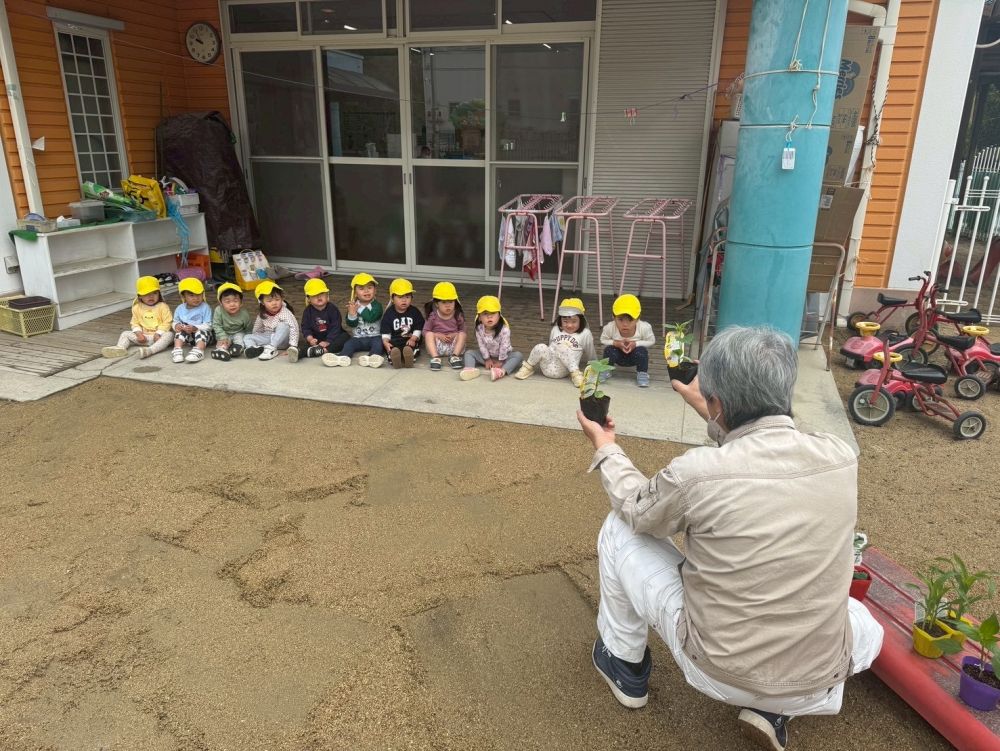 今年はプランターに、
【ピーマン】【きゅうり】【とうもろこし】

そして畑に、
【すいか】を植えました!!

松浦先生に苗を見せてもらい、
「これは〇〇になるんだよ｣
と1つ1つ教えてもらいました😊
