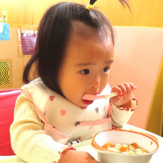 ＊　給食時間の様子　（すいみい保育園）　＊