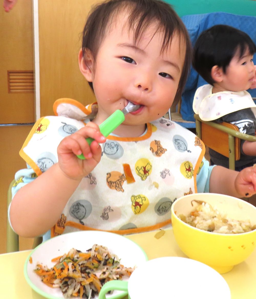 🐤今日の給食は、「中華丼」と「ひじきマリネ」でした。
だんだんと自分でスプーンを持って
食べるようになってきています♪
完食して、幸せそうな顔をみせてくれました😊