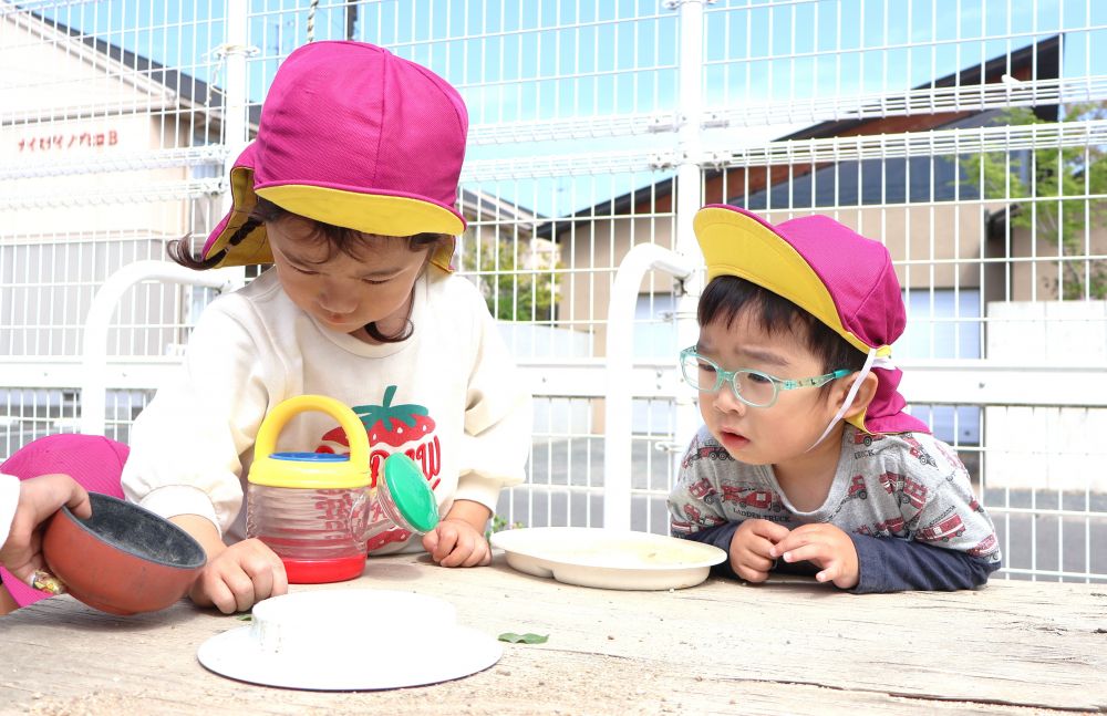 雨上がりの園庭でナメクジを発見！
　「どこいった？」
　「さっきまでお皿の上におったのに！」
お皿の横や机の裏など自由に移動する
ナメクジの動きに興味津々☆