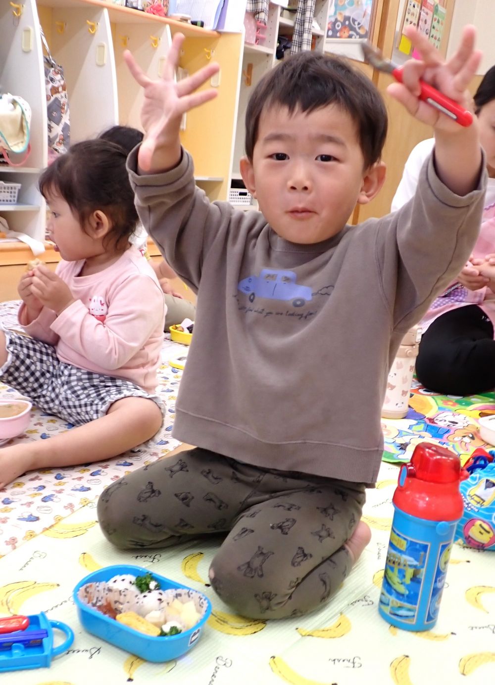 クマ組さんはシートを敷いてピクニック気分😊

お弁当、ありがとうございました💗