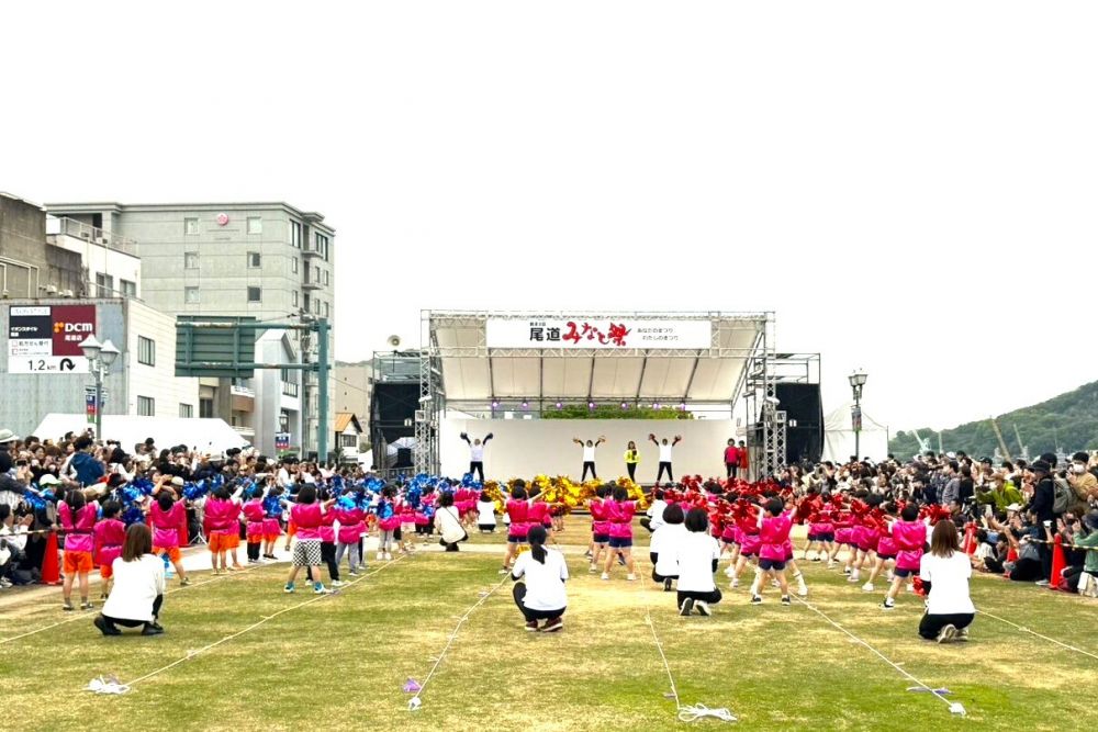 「ええじゃん！！」
大きな声でばっちり決めたキリン組！！
こんなにたくさんの人の前で
堂々と踊ったみんな！！
とってもキラキラ輝いていました♡